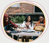 Drei Jugendliche während einer Pause im Austausch