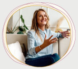 Frau im Coaching erklärt etwas mit Gesten