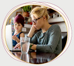 Junge Mutter mit kleinem Sohn im Homeoffice