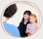 Junge Mutter mit Tochter im Gespräch mit Rabea Wienholt