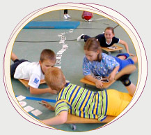 Kindergruppe in bewegter Spielsituation, Psychomotorik