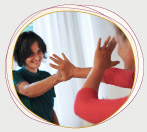 Rabea Wienholt in Bewegung mit einer Frau: gegeneinander