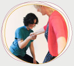 Rabea Wienholt in Bewegung mit einer Frau: miteinander