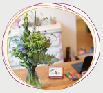 Blumenstrauß auf dem Tisch