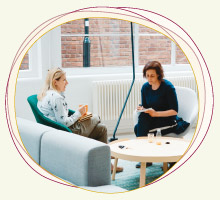 Zwei Frauen in einem Workshopraum im Gespräch