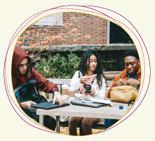 Drei Jugendliche im Austausch