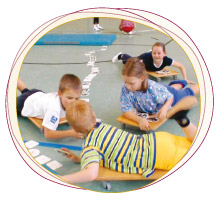 Kindergruppe in bewegter Spielsituation, Psychomotorik