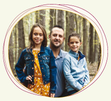 Vater mit Tochter und Sohn in der Natur, lächelnd