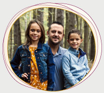 Vater mit Tochter und Sohn in der Natur, lächelnd